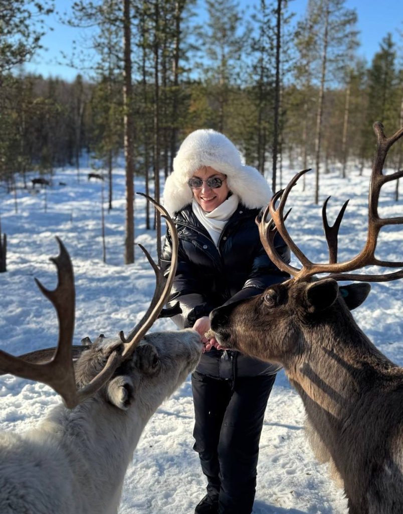 Кормление оленей, Саамская деревня, Авторский тур в Мурманскую область, Клуб Путешествий In Russia Today, Баренцево море, Кольский полуостров, хаски, Северные олени, Русская Арктика